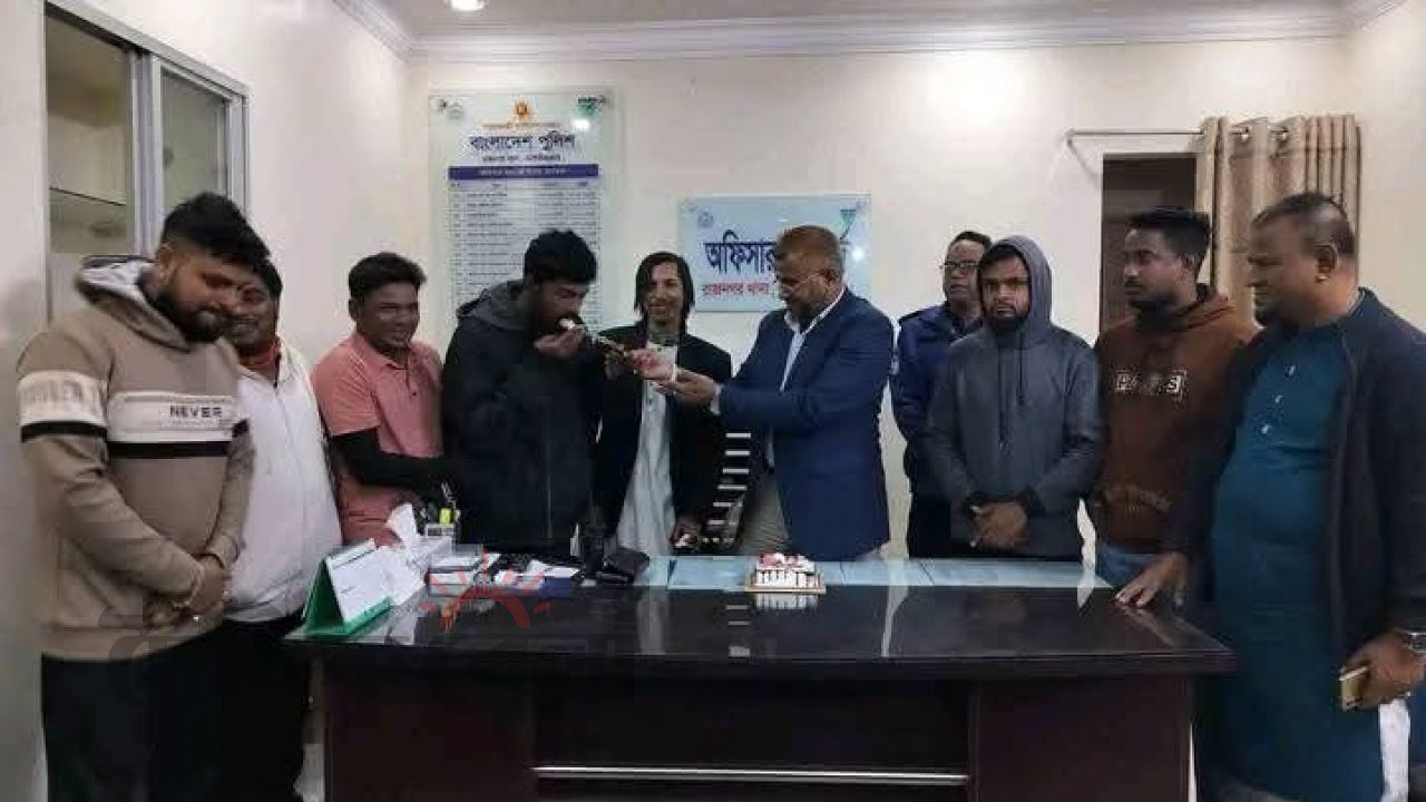 বিএনপি নেতাদের কেক খাওয়ালেন নতুন ওসি—উঠছে নিরপেক্ষতা নিয়ে প্রশ্ন